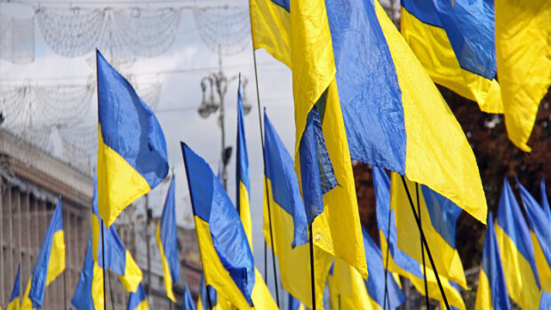 'Me ollaan tän typykän kanssa maailmanrauhan puolesta' - Kaija Koo, Anna Puu ja monet muut tunnetut suomalaiset tukevat Ukrainaa Venäjän silmittömän hyökkäyksen edessä Ukrainan lippuja