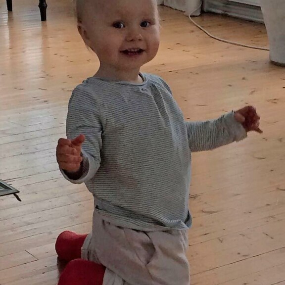 Minka oli puolitoistavuotias, kun hänen jalkansa kipsattiin ensimmäisen kerran.– Mitään lääketieteellistä syytä liian lyhyille akillesjänteille ei tiedetä, Linda-äiti sanoo. Minka oli puolitoistavuotias, kun hänen jalkansa kipsattiin ensimmäisen kerran.– Mitään lääketieteellistä syytä liian lyhyille akillesjänteille ei tiedetä, Linda-äiti sanoo.