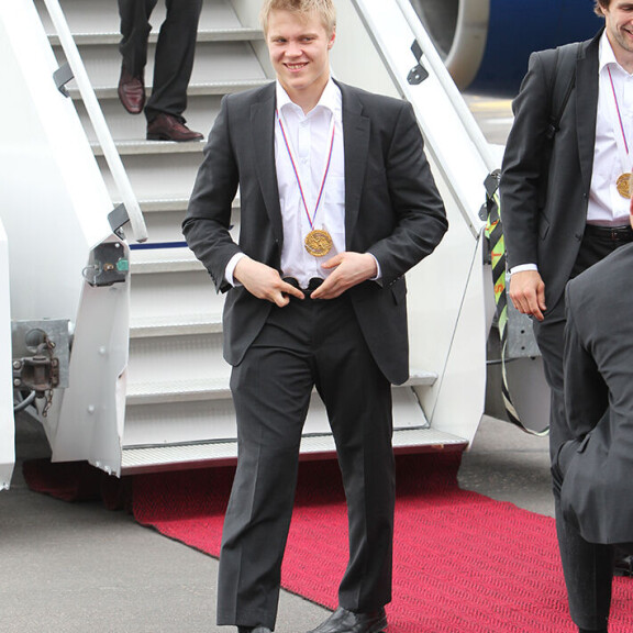 Mikael asteli punaisen maton tuntumassa kohti suomalaisfaneja. Mikael asteli punaisen maton tuntumassa kohti suomalaisfaneja.
