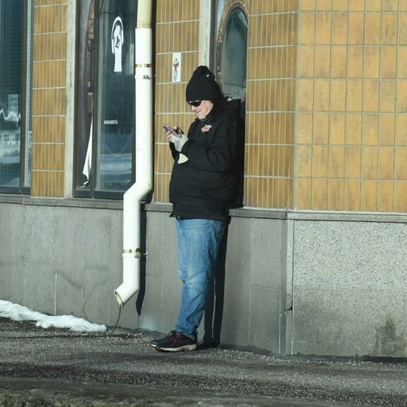Viikon Kääk-juorut: Oku Luukkainen nautiskeli tuplasti blondiseurasta – kuva! Sakke Järvenpää