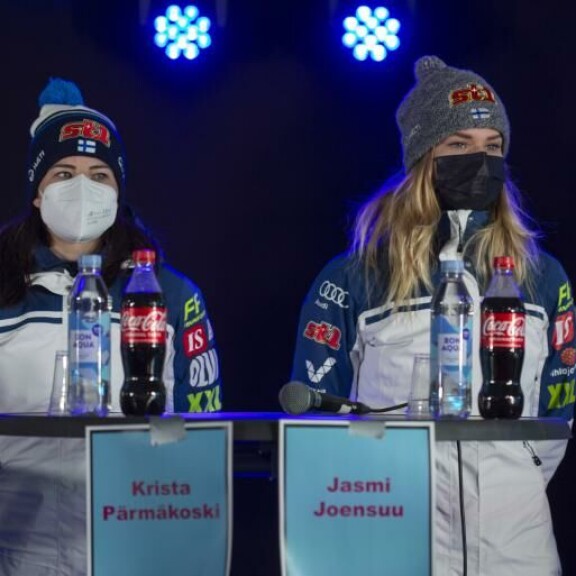 Olympiastadionin kutsukilpailussa sivakoivat Krista Pärmäkoski ja Jasmi Joensuu hämmästelevät Kiinan touhuja. Krista Pärmäkoski ja Jasmi Joensuu hämmästelivät Kiinan touhuja.