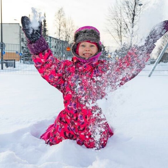 Minka ei saa juosta sukkasillaan tai paljain jaloin sisällä. Ulkona riittää tukevat kengät. – Olen tänä talvena luistellutkin, tyttö iloitsee. Minka ei saa juosta sukkasillaan tai paljain jaloin sisällä. Ulkona riittää tukevat kengät. – Olen tänä talvena luistellutkin, tyttö iloitsee.