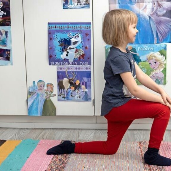 Liikkuvainen ja eloisa tyttö venyttelee ja harjoittaa akillesjänteitään mielellään. Se käy leikistä. Liikkuvainen ja eloisa tyttö venyttelee ja harjoittaa akillesjänteitään mielellään. Se käy leikistä.