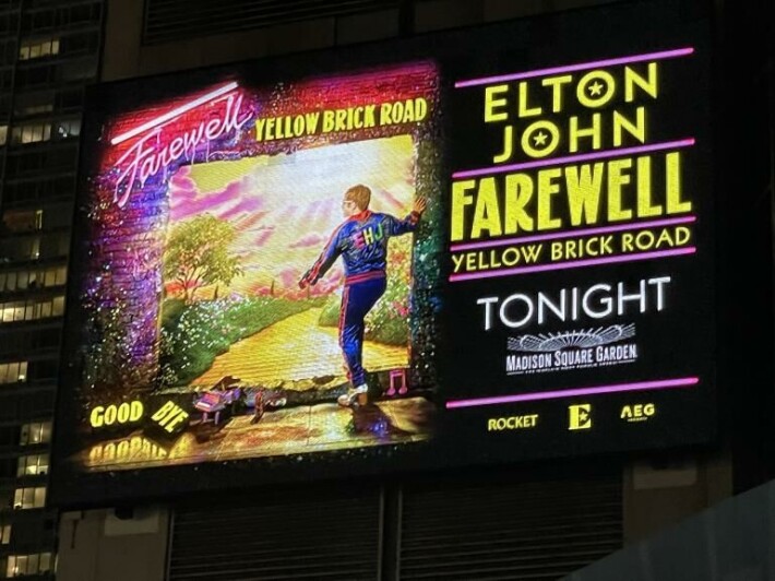 Elton Johnin viimeistä esiintymistä Madison Square Gardenissa on mainostettu näyttävästi New Yorkissa. Elton Johnin viimeistä esiintymistä Madison Square Gardenissa on mainostettu näyttävästi New Yorkissa.