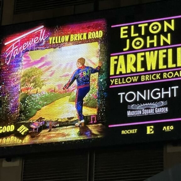 Elton Johnin viimeistä esiintymistä Madison Square Gardenissa on mainostettu näyttävästi New Yorkissa. Elton Johnin viimeistä esiintymistä Madison Square Gardenissa on mainostettu näyttävästi New Yorkissa.