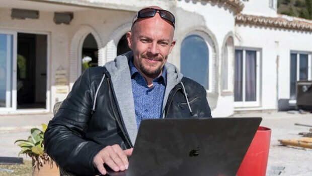 Lapselleen äitiä etsivä suomalaismiljonääri Henry Aflecht hämmentyi naisten viesteistä: Monta surullista tarinaa Henry Aflecht