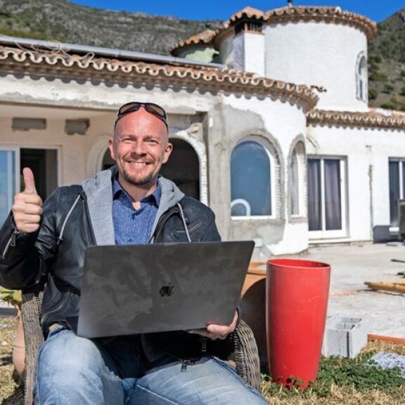 Henry Aflecht tutustui tarkasti satoihin saamiinsa hakemuksiin. Iloinen peukku kertoo, että esivalinnat on nyt tehty. Henry Aflecht tutustui tarkasti satoihin saamiinsa hakemuksiin. Iloinen peukku kertoo, että esivalinnat on nyt tehty.