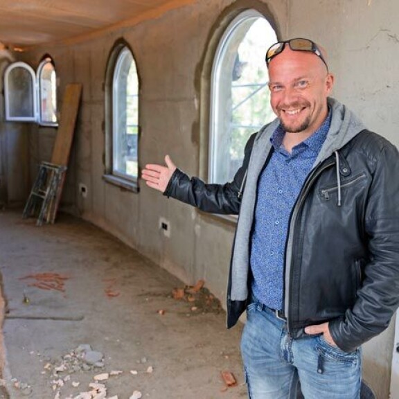 Kakkoskotiaan remontoiva Henry näyttää paikkaa lastenhuoneelle. – Uskon ja toivon, että sille on pian tarvetta! Kakkoskotiaan remontoiva Henry näyttää paikkaa lastenhuoneelle. – Uskon ja toivon, että sille on pian tarvetta!