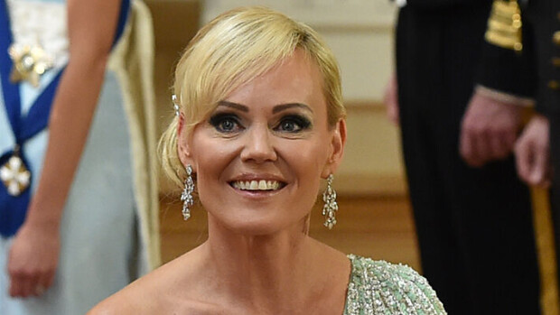 Sirpa Selänne villinä kultajuhlissa! Nautti siideristään antaumuksella Kauppatorilla - paparazzikuva sirpa selänne