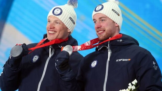 Hiihtomaailman komeimmat hauikset? Olympiasankari Joni Mäki paljastaa ikonisen tuuletuksensa taustat: ”Iivo sitä toivoi” Iivo Niskanen & Joni Mäki.