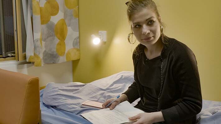 Mirella Flink esiintyy Ylen Linna-sarjassa. Hän tutkii raamattua ja ikävöi perhettään. Mirella