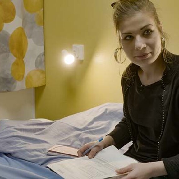 Mirella Flink esiintyy Ylen Linna-sarjassa. Hän tutkii raamattua ja ikävöi perhettään. Mirella