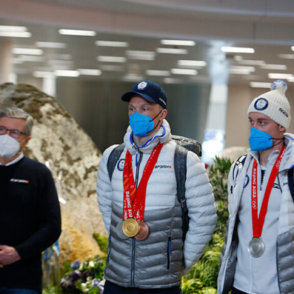 Iivo Niskanen ja Joni Mäki pääsivät kulttuuriministerin ja olympiakomitean Sari Multalan kukitettavaksi. Iivo Niskanen ja Joni Mäki