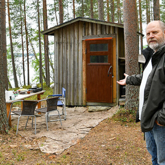 Markku Pölönen esitteli pari vuotta sitten askeettisia mökkiolojaan Seiskalle Enossa. Markku Pölönen