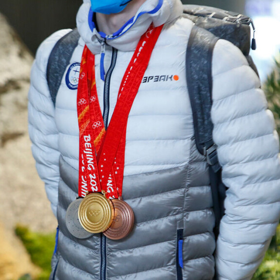 Iivo saapui Helsinki-Vantaan lentoasemalle kolme olympiamitalia kaulassaan. Iivo Niskasen mitalit