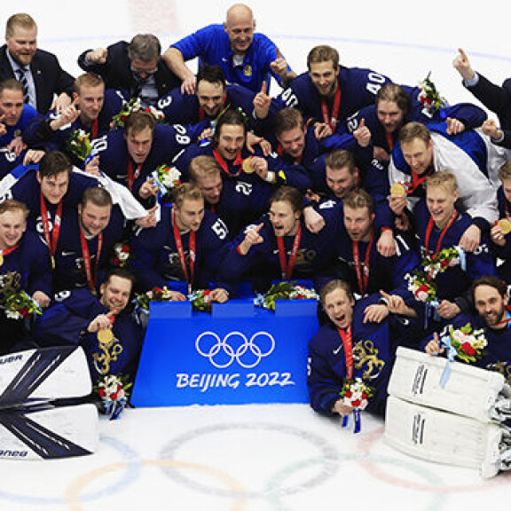 Kuvassa Suomen historiallinen jääkiekkomaajoukkue, joka voitti Venäjän olympiajoukkueen finaalissa 2-1. leijonat