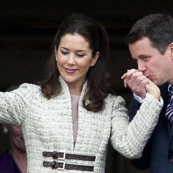 Kihlapari Frederik ja Mary tervehti lokakuussa 2003 kaupunkilaisia palatsin parvekkeelta. Tanskan kruununprinssipari Frederik ja Mary