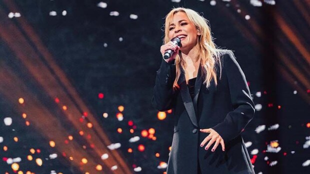 Paula Vesala pyytää yllättävältä musiikkilegendalta nimmaria Laulu rakkaudelle -ohjelmassa paula vesala