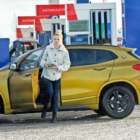 Ostosten väsyttämä Emilia kurvasi kullanvärisellä Bemarillaan huoltoasemalle tankkaamaan. Ostosten väsyttämä Emilia kurvasi kullanvärisellä Bemarillaan huoltoasemalle tankkaamaan.