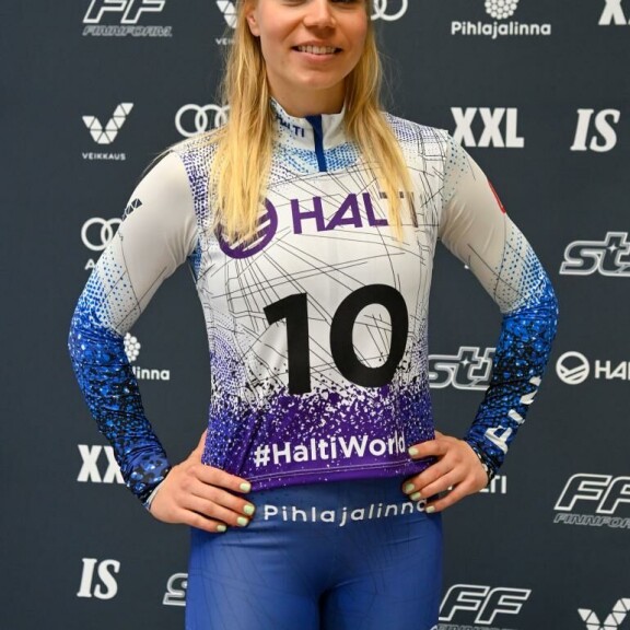 Jasmi Joensuu, 25, on sprinttihiihdon erikoisnainen, mutta Pekingistä oli tuomisina pelkkä pannukakku. Jasmi Joensuu on sprinttihiihdon erikoisnainen, mutta Pekingistä oli tuomisina pelkkä pannukakku.