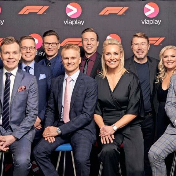 Heikkiä (alarivissä keskellä) nähdään Suomessa yhä useammin, sillä kilpakuljettaja liittyy alkavalla formulakaudella Viaplayn asiantuntijatiimiin. Heikkiä nähdään Suomessa yhä useammin, sillä kilpakuljettaja liittyy alkavalla formulakaudella Viaplayn asiantuntijatiimiin.