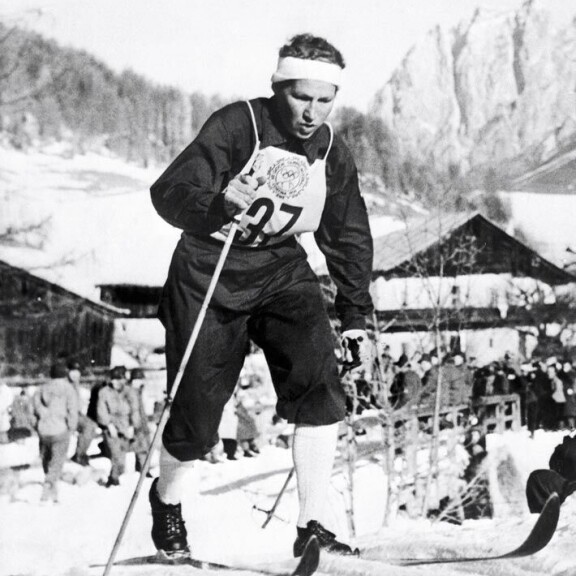 Siiri osallistui Oslon olympialaisiin vuonna 1952. Tuolloin naishiihtäjät pääsivät mukaan ensimmäistä kertaa. – Norjalaiset eivät olisi meitä halunneet. Siiri osallistui Oslon olympialaisiin vuonna 1952. Tuolloin naishiihtäjät pääsivät mukaan ensimmäistä kertaa. – Norjalaiset eivät olisi meitä halunneet.