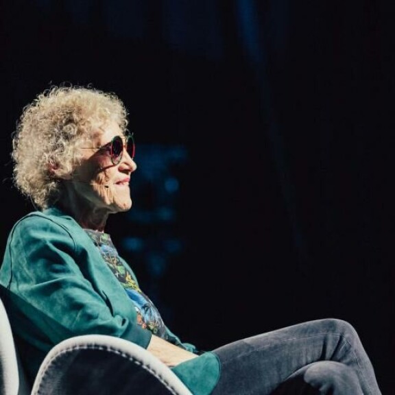 Chrisse Johansson liikuttuu Kisun tulkitsemasta balladista. Chrisse Johansson