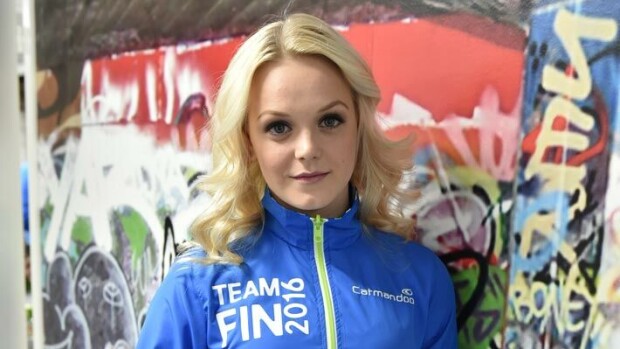 Ex-formulavaimo Emilia Pikkarainen teki yli miljoonan euron kaupat – avoliitto sähköautorakkaan kanssa Emilia Pikkarainen