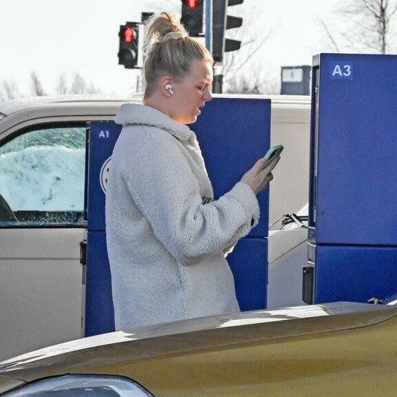 Bensa-automaatilla tuli ongelma, jota Emilia ratkoi puhelimeen pulputtaen. Bensa-automaatilla tuli ongelma, jota Emilia ratkoi puhelimeen pulputtaen.