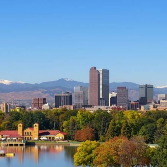 Coloradon Denver on komea miljoonakaupunki Kalliovuorten kupeessa. Coloradon Denver on komea miljoonakaupunki Kalliovuorten kupeessa.
