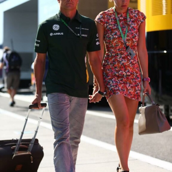 Heikki ja pari vuotta nuorempi Catherine ovat näyttävä pariskunta. Kuva F1-varikolta vuonna 2013. Heikki ja pari vuotta nuorempi Catherine ovat näyttävä pariskunta. Kuva F1-varikolta vuonna 2013.
