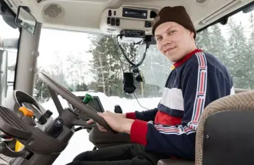 Maajussi-Patrik pyörittelee isoa ökytraktoria ahtaissa kaupunkioloissa: Pidän Lahden puhtaana