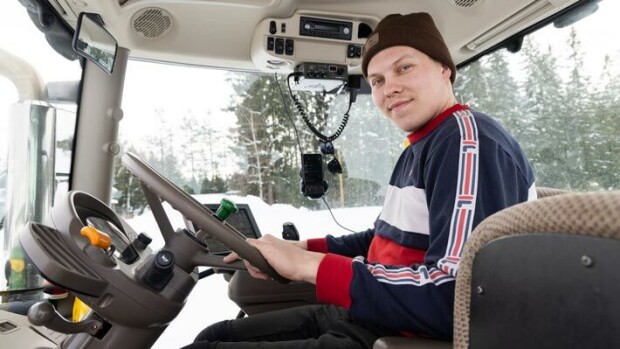 Maajussi-Patrik pyörittelee isoa ökytraktoria ahtaissa kaupunkioloissa: Pidän Lahden puhtaana Patrik Nummela