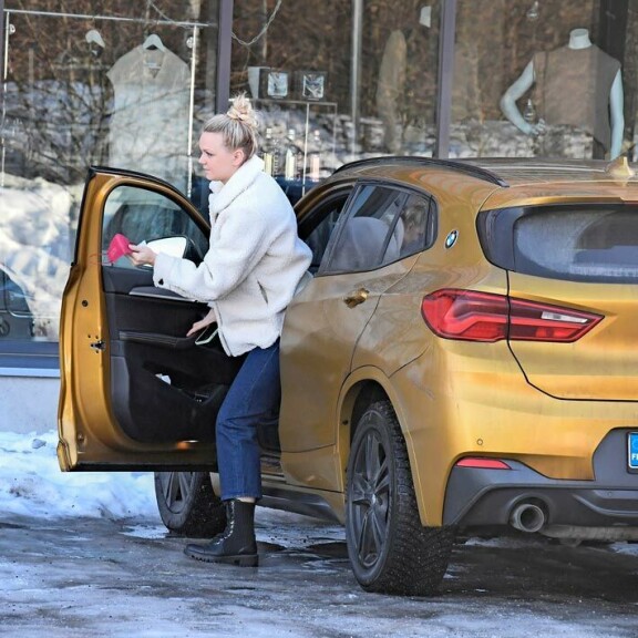 Auton pysäköityään  Emilia muisti ottaa kasvomaskin mukaan. Auton pysäköityään  Emilia muisti ottaa kasvomaskin mukaan.