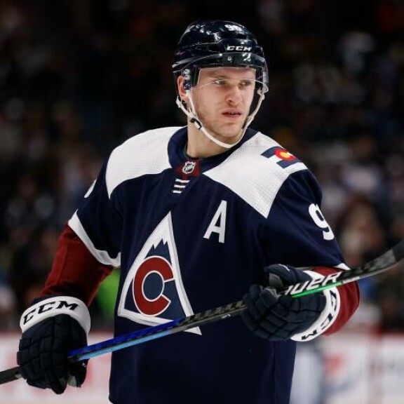 The Big Moose! Colorado Avalanchen suomalaisässä Mikko Rantanen, 25, on iso tähti Denverissä. The Big Moose! Colorado Avalanchen Mikko Rantanen on iso tähti Denverissä.