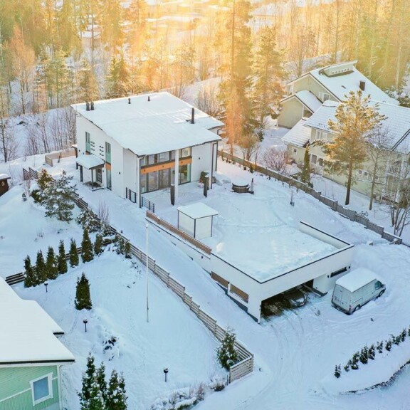 Emilian kaksikerroksisen kivitalon valtavista maisemaikkunoista aukeaa näkymät omalle pihalle. Emilian kaksikerroksisen kivitalon valtavista maisemaikkunoista aukeaa näkymät omalle pihalle.