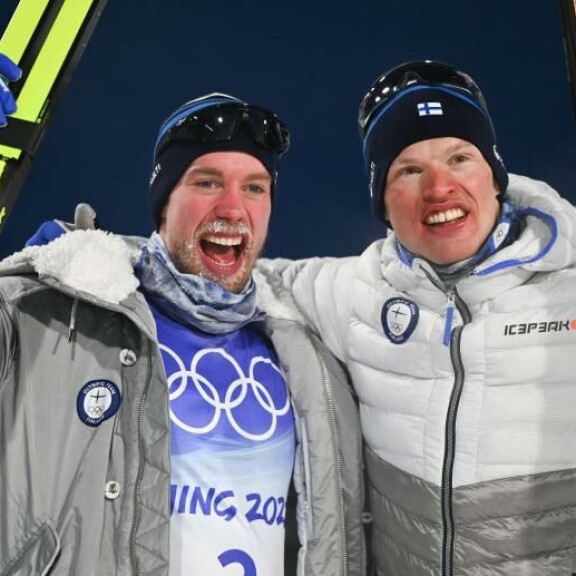 Se on siinä! Joni Mäki ja Iivo Niskanen hiihtivät huikeasti hopealle Pekingissä. Se on siinä! Joni Mäki ja Iivo Niskanen hiihtivät keskiviikkona 16.2. huikeasti hopealle Pekingissä.