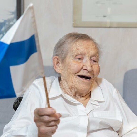 Siiri ”Äitee” Rantanen innostui tuulettamaan Kerttu Niskasen ja Krista Pärmäkosken olympia-mitaleista. – Hyvin hiihtivät, Äitee iloitsee. Siiri ”Äitee” Rantanen innostui tuulettamaan Kerttu Niskasen ja Krista Pärmäkosken olympia-mitaleista. – Hyvin hiihtivät, Äitee iloitsee.