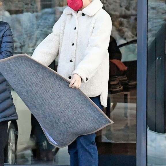 Uusi matto pääsi Emilian mukaan. Uusi matto pääsi Emilian mukaan.