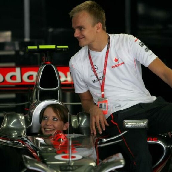 Heikki on tutustuttanut rakastaan myös F1-ajokin saloihin. Vuonna 2008 Catherine pääsi kokeilemaan, miltä McLaren Mercedeksen ratti tuntuu. Heikki on tutustuttanut rakastaan myös F1-ajokin saloihin. Vuonna 2008 Catherine pääsi kokeilemaan, miltä McLaren Mercedeksen ratti tuntuu.