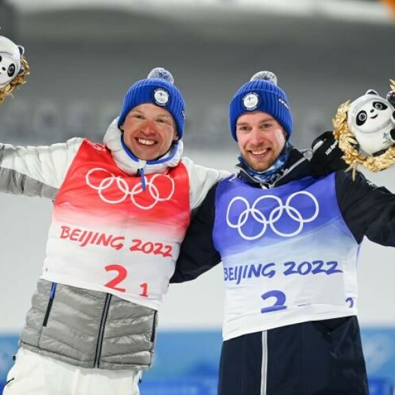Ihanaa, Suomi! Näin tuulettavat tuoreet olympiahopeamitalistit Iivo Niskanen ja Joni Mäki. Ihanaa, Suomi! Näin tuulettavat tuoreet olympiahopeamitalistit Iivo Niskanen ja Joni Mäki.