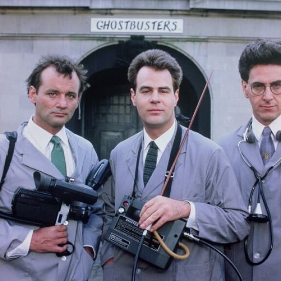 Ghostbusters-elokuvan pääosaan kaavailtiin alun perin John Belushia, mutta tämä kuoli huumeiden yliannostukseen ennen kuvausten alkua. Ghostbusters