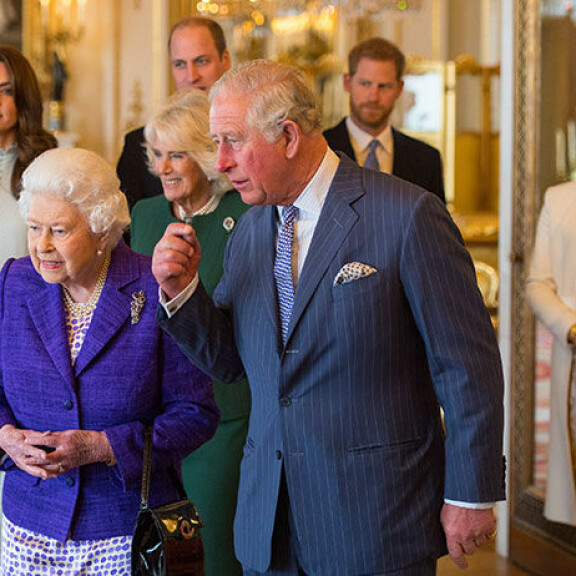 Harry ja Meghan edustivat yhdessä kuninkaallisen perheen senior-jäsenten kanssa vielä keväällä 2019. Kuningatar Elisabet, prinssi Charles, Cornwallin herttuatar Camilla, Cambridgen herttuapari William ja Catherine ja Sussexin herttuapari Harry ja Meghan