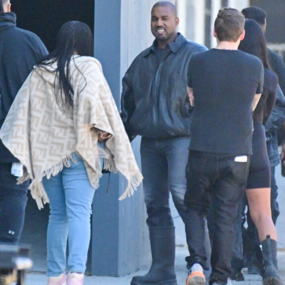 Kanye saapui Instagram-tykityksensä keskellä sunnuntain jumalanpalvelukseen lastensa seurassa. Kanye saapui Instagram-tykityksensä keskellä sunnuntain jumalanpalvelukseen lastensa seurassa.