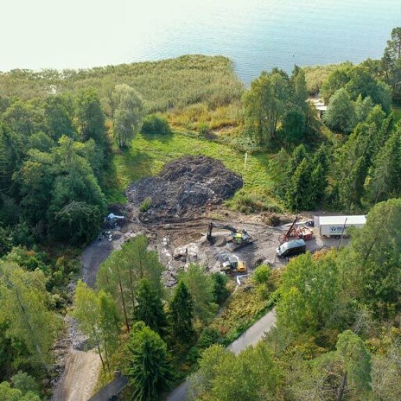 Kaivin- ja muut työkoneet paiskivat hommia jo kovaa vauhtia Joelin ja Jannin tontilla. Kaivin- ja muut työkoneet paiskivat hommia jo kovaa vauhtia Joelin ja Jannin tontilla.