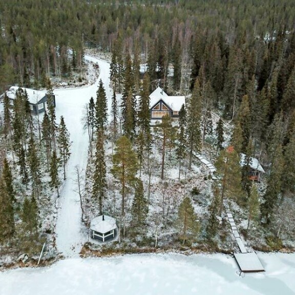 Heikin Suomen-mökki on oikea lomaparatiisi Rukalla järven rannalla. Heikin Suomen-mökki on oikea lomaparatiisi Rukalla järven rannalla.