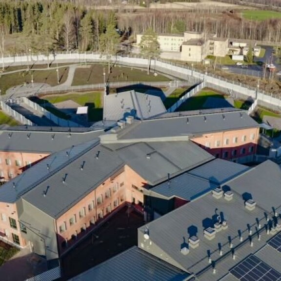 Hämeenlinnan naisvankilassa kärsittiin sisäilmaongelmasta. Viimein, vuosien jälkeen henkilökunta ja vangit pääsivät muuttamaan uuteen rakennukseen. Hämeenlinnan naisvankilassa kärsittiin sisäilmaongelmasta. Viimein, vuosien jälkeen henkilökunta ja vangit pääsivät muuttamaan uuteen rakennukseen.