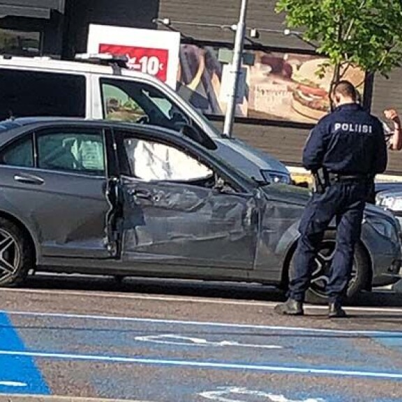 Frederikin Mersu oli pahasti rutussa. Nyt tapaus on poikinut rikossyytteen törkeästä liikenneturvallisuuden vaarantamisesta. Frederik
