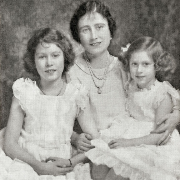 Elisabetilla ja Margaretilla oli vahva ja läheinen sisarussuhde. Kuvassa tytöt äitinsä sylissä vuonna 1937. Kuningataräiti sekä prinsessa Elisabet ja Margaret