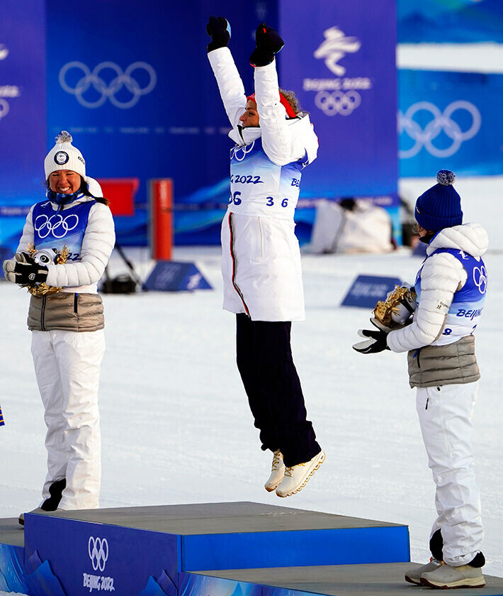 Norjan Therese Johaug tuulettaa olympiavoittoaan. mitali